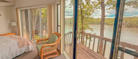 Escritorio, tabla de planchar con plancha, cuna de viaje y wifi gratis