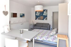 Een strijkplank/strijkijzer, wifi, beddengoed