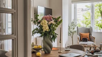 Apartamento grand, sacada, vista para a cidade | Sala de jantar