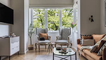 Apartamento grand, sacada, vista para a cidade | Sala de estar