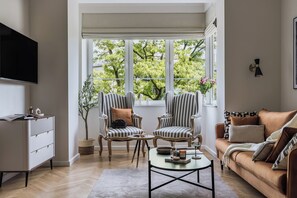 Grand Apartment, Balcony, City View | Living room
