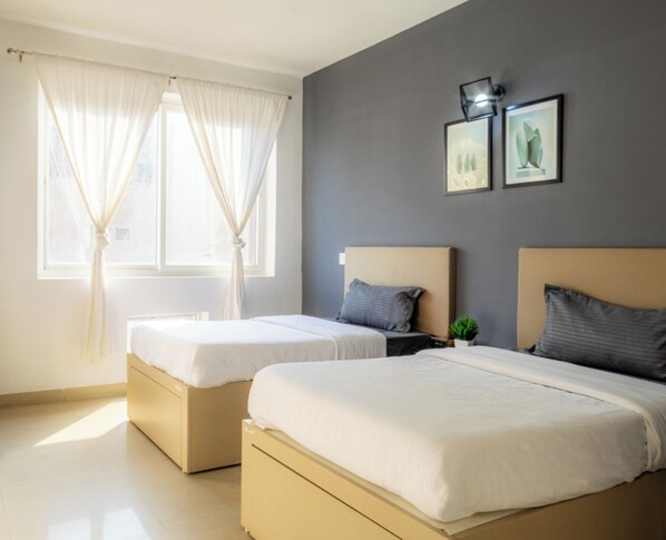 Caja de seguridad en la habitación y escritorio