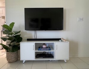 Interior - Cozy and Well Appointed One Bedroom Condo in Popular Island Complex (Marco Island)