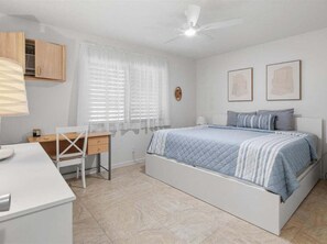 1 bedroom, iron/ironing board, free WiFi, bed sheets - 1BR Marco Island condo with pool, WiFi, and full kitchen. (Marco Island)