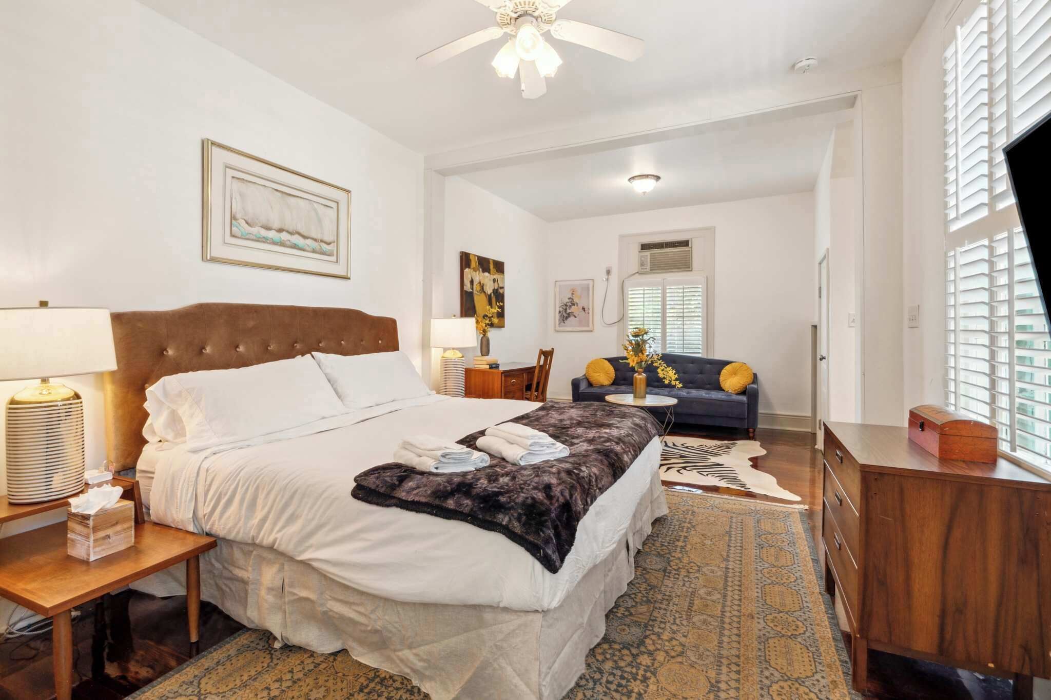 5 bedrooms, desk, iron/ironing board, travel crib