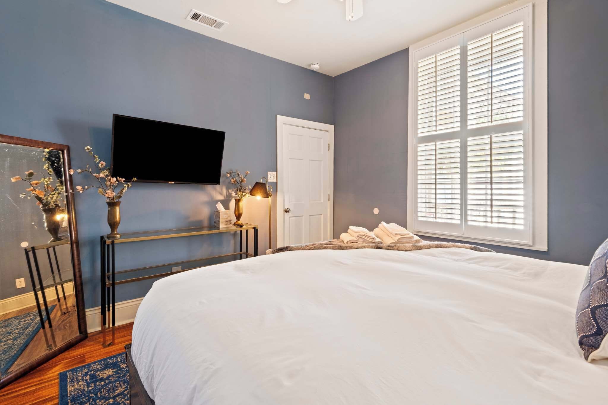 5 bedrooms, desk, iron/ironing board, travel crib