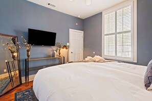 5 bedrooms, desk, iron/ironing board, travel crib