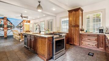 KĂŒhlschrank, Mikrowelle, Ofen, Herdplatte