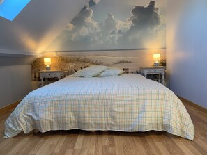 5 bedrooms, iron/ironing board, WiFi, bed sheets