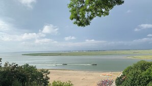 A beach with boats on the water, a sandy shore, and trees in the foreground. - "Villa l'Amboise" charm and comfort**** in Baie de Somme for 10 people (PENDÉ)