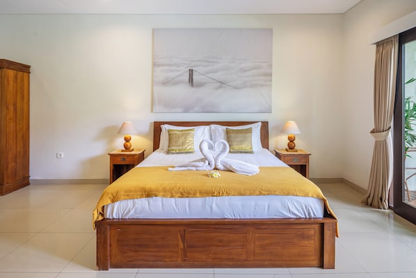 Chambre, vue piscine | Coffres-forts dans les chambres, bureau, fer et planche à repasser