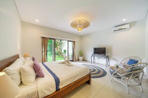 ตู้นิรภัยในห้องพัก, โต๊ะทำงาน, เตารีด/โต๊ะรีดผ้า, เตียงเสริม/เปล