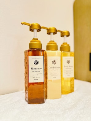 Separate tub and shower, hydromassage showerhead, free toiletries