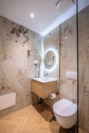 Double Room, Balcony, City View | Bathroom | Hair dryer, towels, soap, shampoo - Hotel Parid (Ksamil)