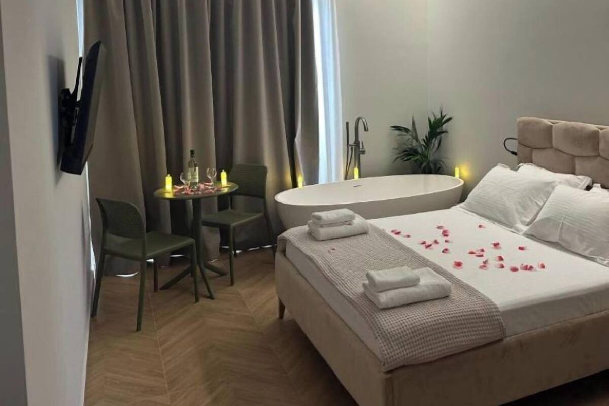 Hypo-allergenic bedding available, WiFi (free), bed sheets