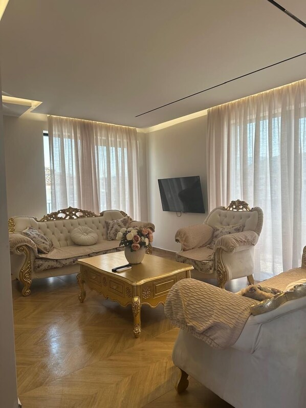 شقة كلاسيكية | ملاءات للفراش لا تسبب الحساسية وواي فاي مجانًا وملاءات أسرّة