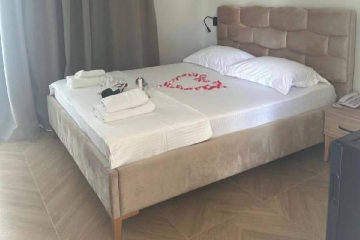 Hypo-allergenic bedding available, WiFi (free), bed sheets