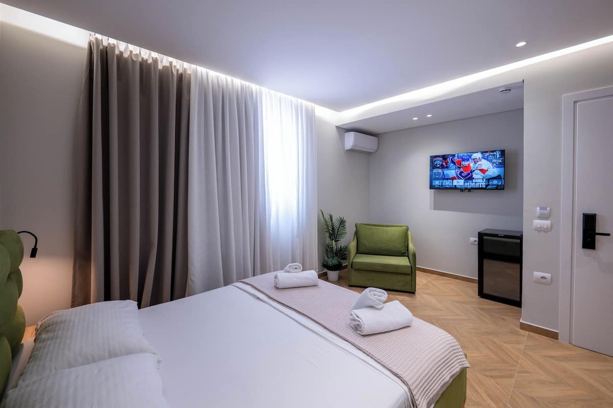 Quarto triplo clássico | Roupas de cama antialérgicas, Wi-Fi de cortesia, roupa de cama