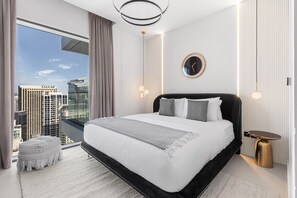 2 chambres, coffres-forts dans les chambres, fer et planche à repasser