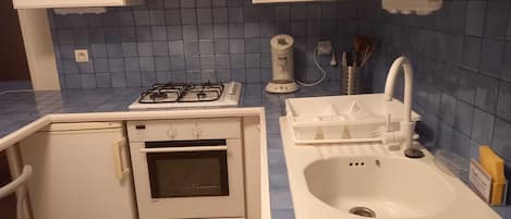 Kylskåp, mikrovågsugn, ugn och spishäll
