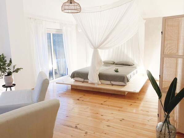 6 bedrooms, iron/ironing board, WiFi, bed sheets