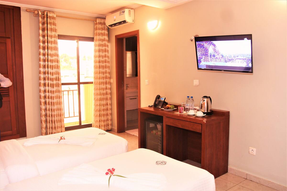 Twin Room | 1 bedroom, in-room safe, desk, laptop workspace