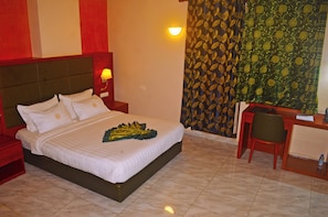 Comfort Double Room | 1 bedroom, in-room safe, desk, laptop workspace