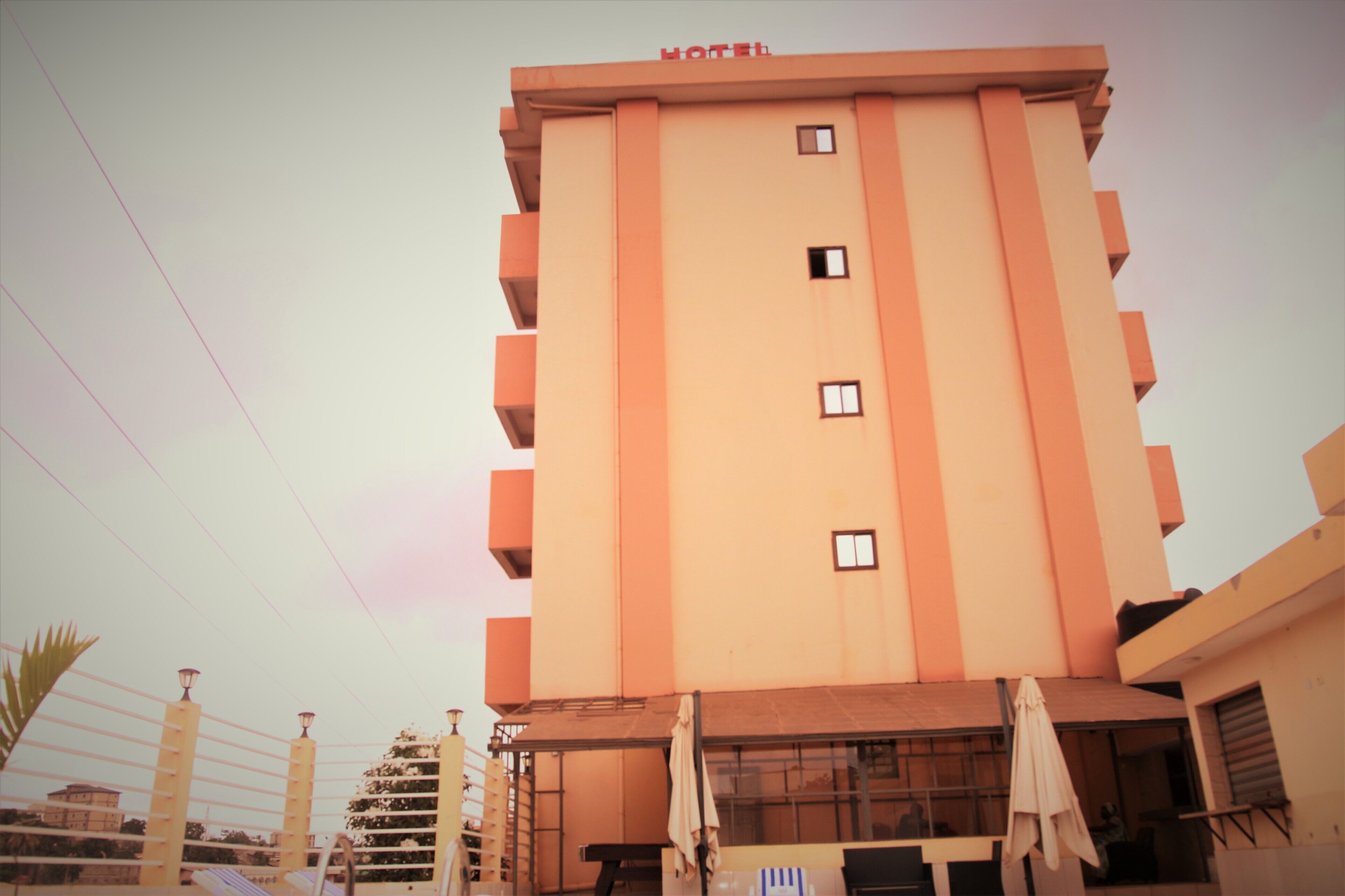 Un edificio de hotel de varios pisos con balcones y un letrero que indica que es un hotel.