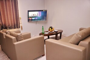 Suite, Balcony | Living area