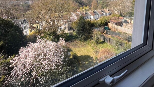 A residential area with houses and trees, viewed from a window. - Apartmentsleeps2-seaside Escape-wifi-parking (Hastings)