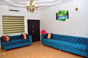 Departamento familiar, 3 habitaciones, para no fumadores | Área de sala de estar