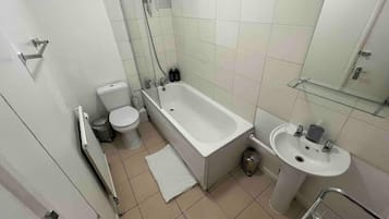 Apartment | Bathroom | Combined shower/bathtub, deep-soaking bathtub, towels