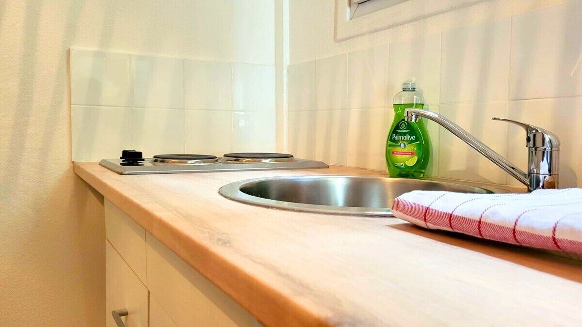 Réfrigérateur, micro-ondes, plaque de cuisson, cafetière/bouilloire