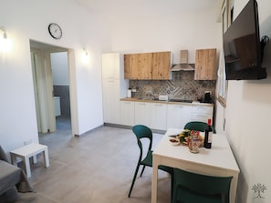 House, 1 Bedroom, Smoking, Patio | Dining room
