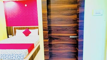 Classic Double Room, Air conditioning | Hypo-allergenic bedding, in-room safe, soundproofing, free WiFi