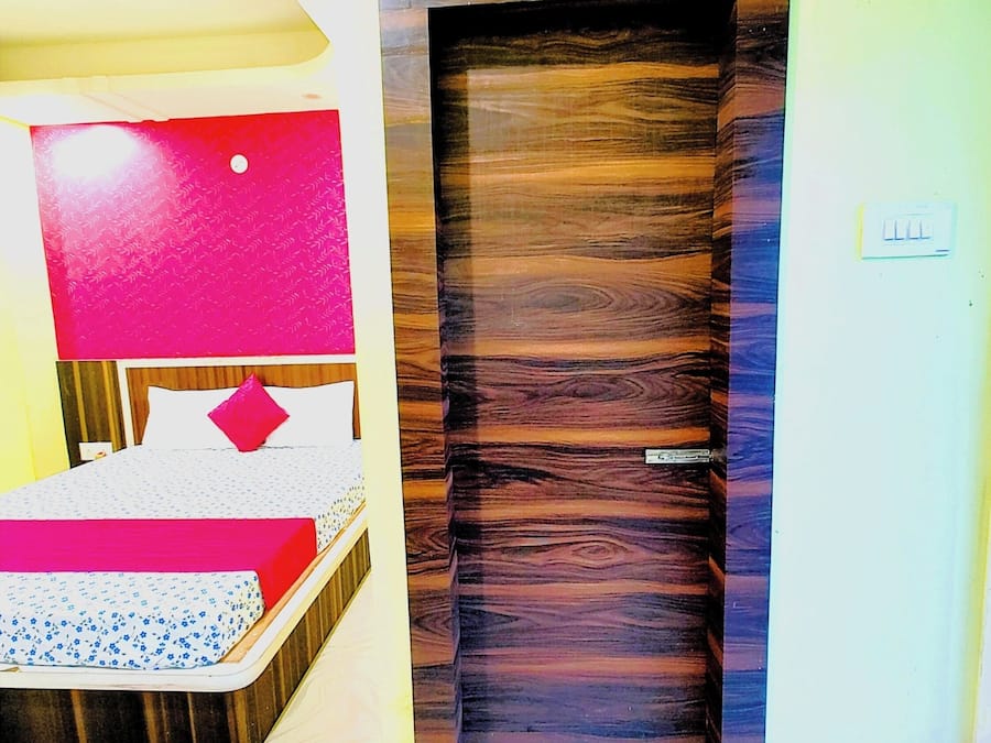 Classic Double Room, Air conditioning | Hypo-allergenic bedding, in-room safe, soundproofing, free WiFi