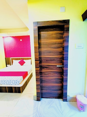 Ropa de cama hipoalergénica y caja de seguridad en la habitación