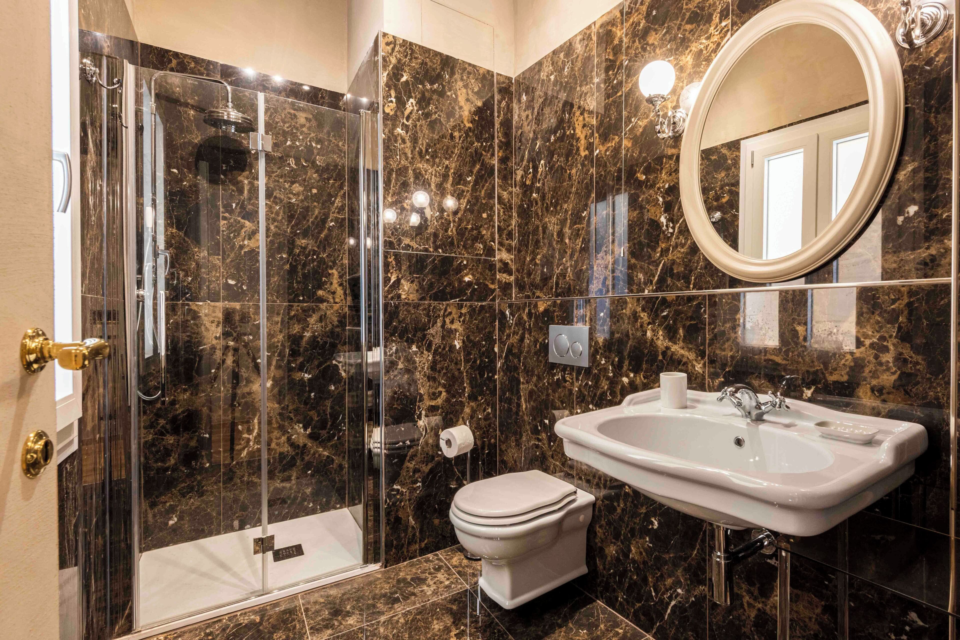 Appartamento Deluxe | Bagno | Set di cortesia gratuito, asciugacapelli, asciugamani, carta igienica