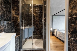 Deluxe Apartment | Bathroom