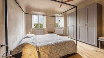 Deluxe Apartment | Iron/ironing board, free WiFi