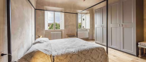 Deluxe Apartment | Iron/ironing board, free WiFi