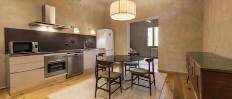 Deluxe Apartment | Private kitchen | Fridge, stovetop, cookware/dishes/utensils
