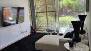 Smart TV - Luxury Beach Apartment with Lap Pool Gym, Spa, Sauna, Steam and BBQ areas (Swanbourne)