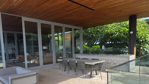 Outdoor dining - Luxury Beach Apartment with Lap Pool Gym, Spa, Sauna, Steam and BBQ areas (Swanbourne)