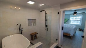 Dusche, Haartrockner, Handtücher, Shampoo