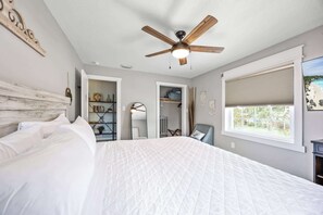 5 bedrooms, iron/ironing board, travel cot, WiFi - Beachside escape w/ pool & BBQ grill (Cocoa Beach)