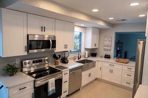 Refrigerador, microondas, horno, placa de cocina