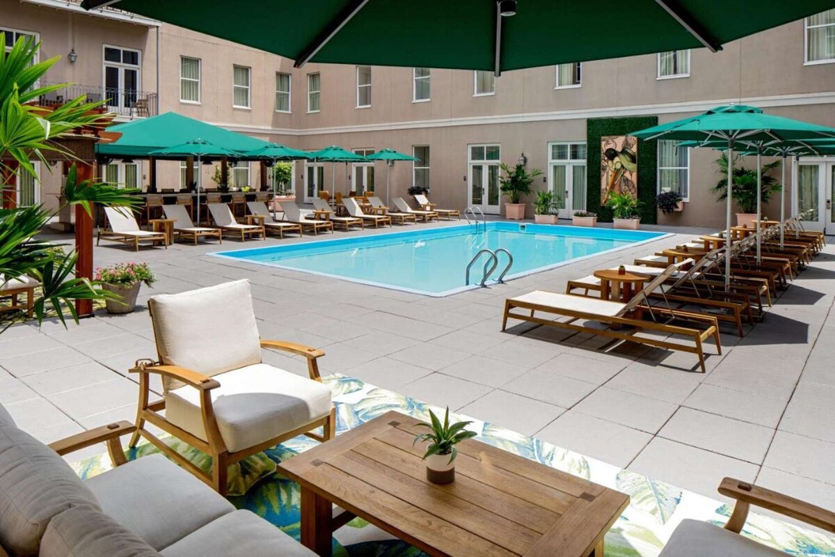 French Quarter Escape | Pet-friendly. Pool. Dining