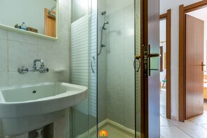 Dusche, Haartrockner, Bidet, Handtücher