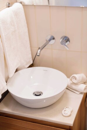 Appartement Design | Salle de bain | Douche, séchoir à cheveux, serviettes fournies, savon